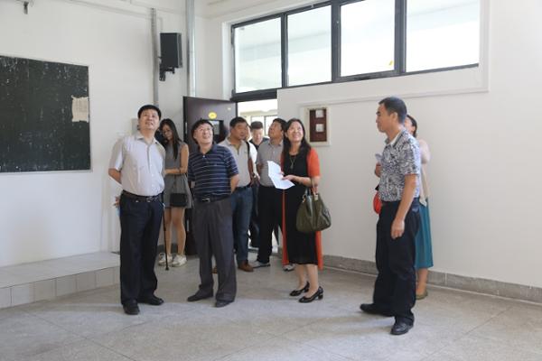 王校长视察教学楼.JPG