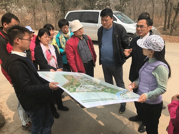 基建处负责同志实地讲解嵩阳书院建设规划.png