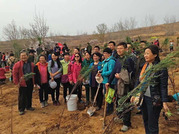 研究生院党支部组织开展义务植树活动.jpg
